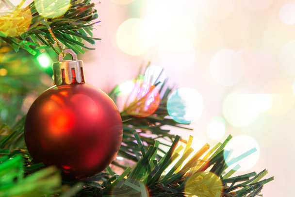 Vánoční ozdoba. Visící červené koule na borovicových větvích Christm - Fotografie, Obrázek