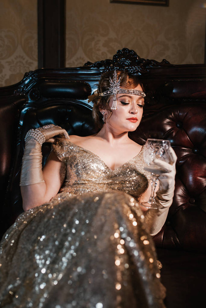 Gatsby tarzı 20-30 yaşlarında, parlak akşam külleri içinde bir kız. - Fotoğraf, Görsel