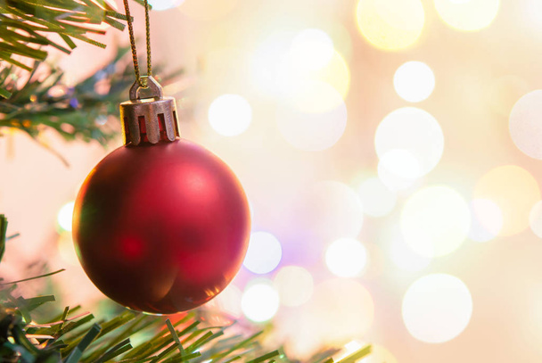 Decoración de Navidad. Colgando bolas rojas en ramas de pino christm
 - Foto, imagen