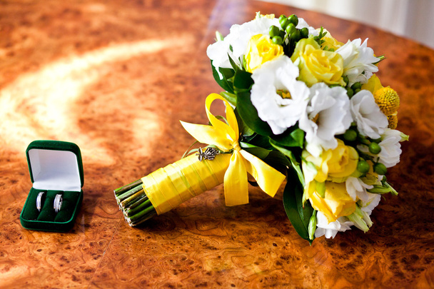krásné svatební kytice s prstýnky - Fotografie, Obrázek