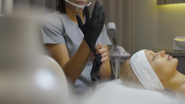 egy kozmetikus az irodában eljárásokat végez - Felvétel, videó