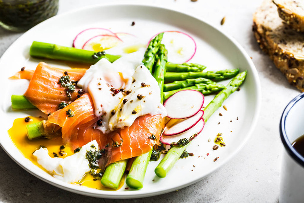 Smoked Salmon,Poached Egg on steamed Asparagus with Basil Pesto by Multigrain and seeds bread - Valokuva, kuva