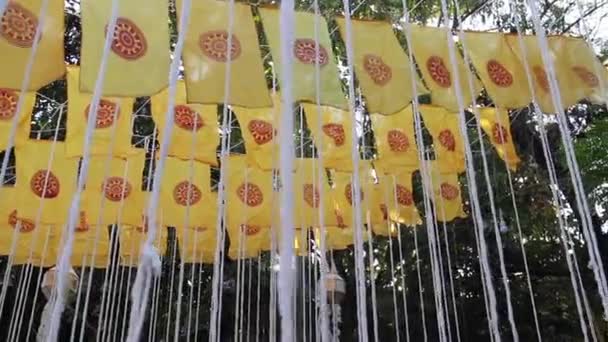 Bid verdienste ceremonie vlaggen versierd in Thaise openbare tempel, voorraad beeldmateriaal - Video