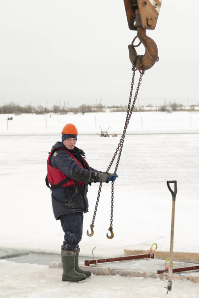 Slinger trabaja con una grúa sobre hielo
 - Foto, Imagen