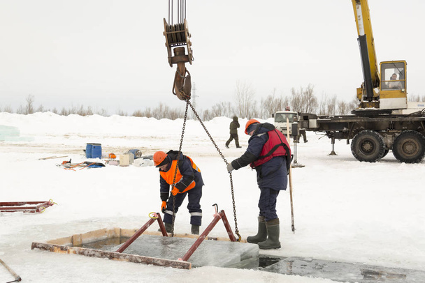 Werknemers vangen ijsblokken in de baan - Foto, afbeelding