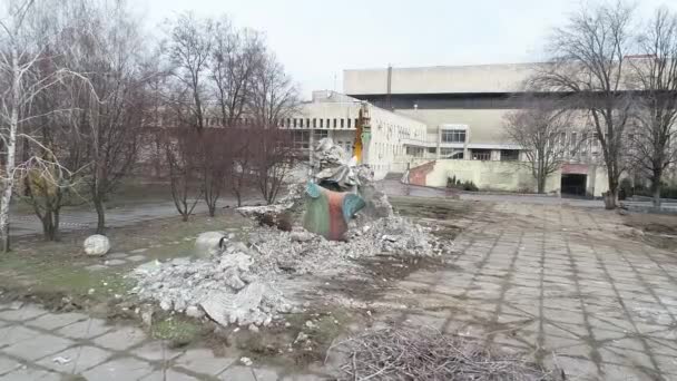 demontaż pomnika Dniepr Ukraina w pobliżu meteorytu panoramiczny widok tpo latające niebo z drona śmigłowca materiał - Materiał filmowy, wideo