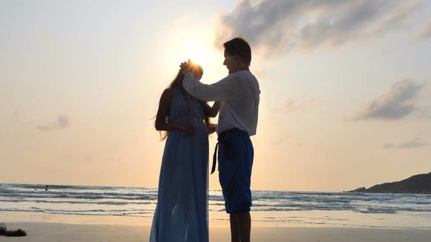 Пара закоханих проводить час на піщаному тропічному пляжі острова Таїланд. - Фото, зображення