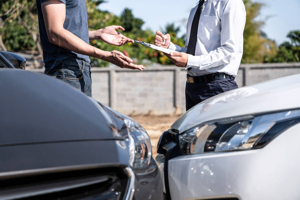 Agente de seguros examinando accidente de coche y cliente evaluado negoti
 - Foto, imagen