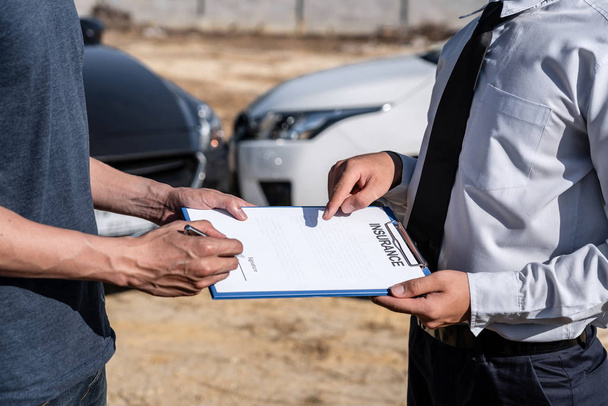 Verzekeringsagent onderzoekt auto-ongeluk en klant beoordeeld negoti - Foto, afbeelding