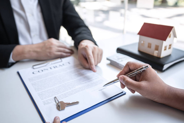 Contrat d'achat de vente pour acheter une maison, agent immobilier sont pré
 - Photo, image