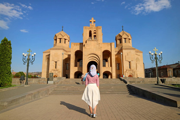 Chapeau Femme en blanc devant la cathédrale d'Erevan, située dans le quartier central d'Erevan, Arménie
 - Photo, image