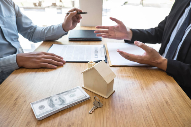Агент по недвижимости предоставляет ипотечный кредит и дает дом, ключ
 - Фото, изображение