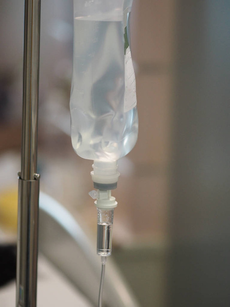 Zouttoedieningsapparatuur van de patiënt, infusievloeistof in het ziekenhuis, zout water - Foto, afbeelding