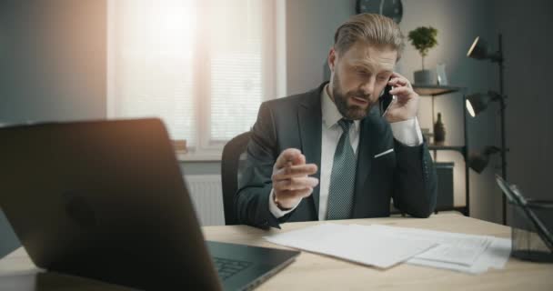 Businessman Talking on Phone in Office - Video, Çekim