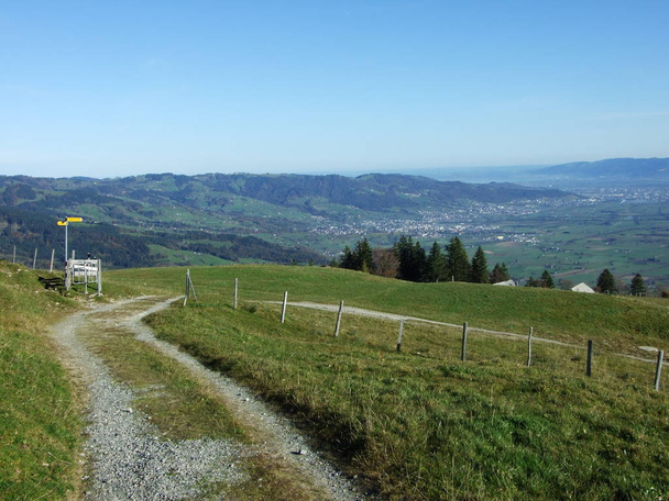 Vue sur la vallée du Rhin (Rheintal) depuis la chaîne de montagnes d'Alpstein, Oberriet SG - Canton de Saint-Gall, Suisse
 - Photo, image