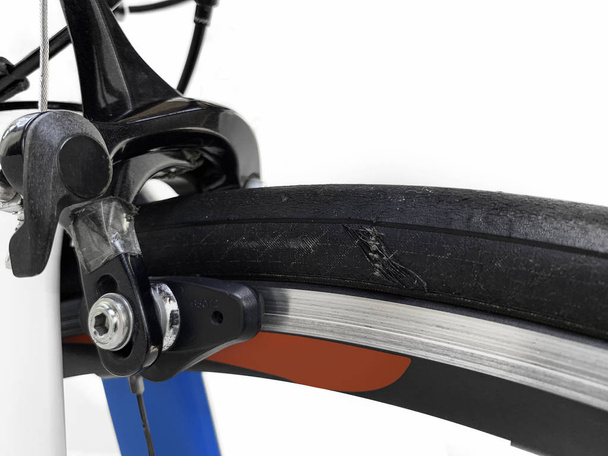 Zbliżenie uszkodzenia ściany bocznej opony rowerowej - Zdjęcie, obraz