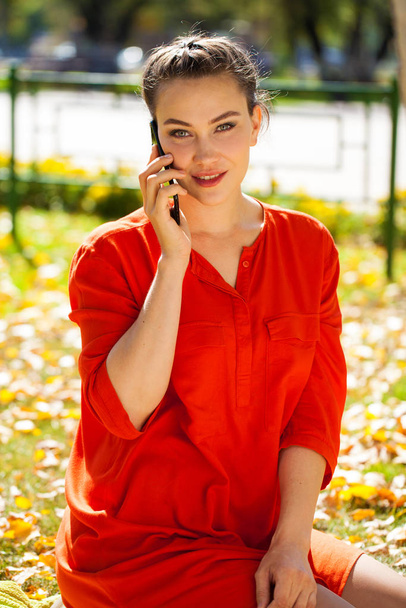 Πορτρέτο κοντά σε νέα όμορφη μελαχρινή γυναίκα με κόκκινο πουκάμισο - Φωτογραφία, εικόνα