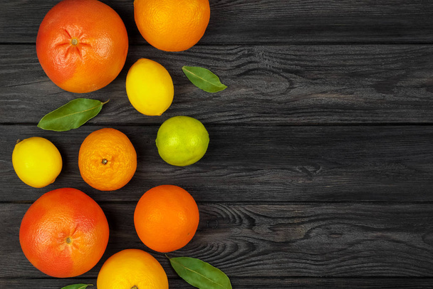 Citrus fruits: Lemon, Grayfruit, Mandarin, Orange, Lime on a dar - 写真・画像