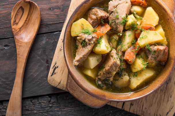 Irlandzki obiad. Mięso wołowe duszone ziemniakami, marchewką i sodą b - Zdjęcie, obraz