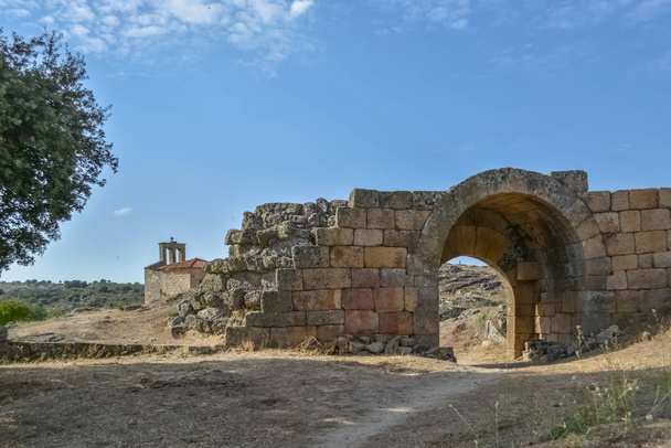 Kilátás a külső erőd és a vallási templom romjai, középkori falu belsejében vár vár Castelo Mendo - Fotó, kép