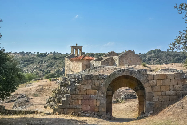 Vista en la fortaleza exterior y ruinas de la iglesia religiosa, pueblo medieval dentro fortaleza castillo de Castelo Mendo
 - Foto, Imagen