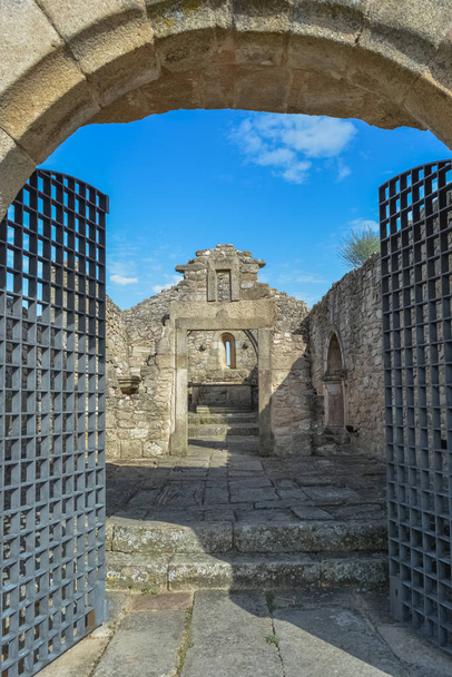 Veduta sulla fortezza esterna e le rovine della chiesa religiosa, borgo medievale all'interno castello fortezza di Castelo Mendo
 - Foto, immagini