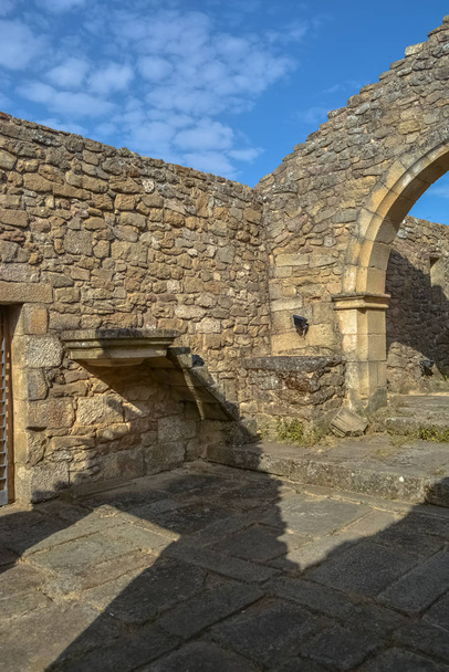 Näkymä ulkolinnoitus ja uskonnollinen kirkko rauniot, keskiaikainen kylä sisällä linnoitus linna Castelo Mendo
 - Valokuva, kuva