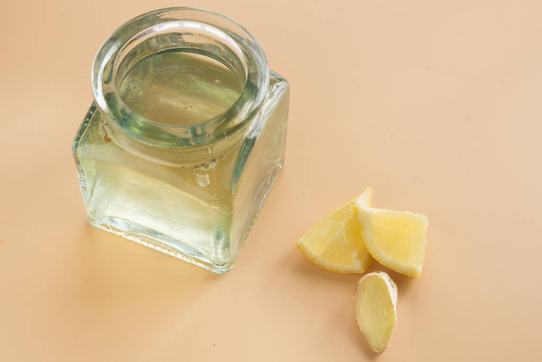 Kombucha of ginger and lemon in glass - Foto, afbeelding