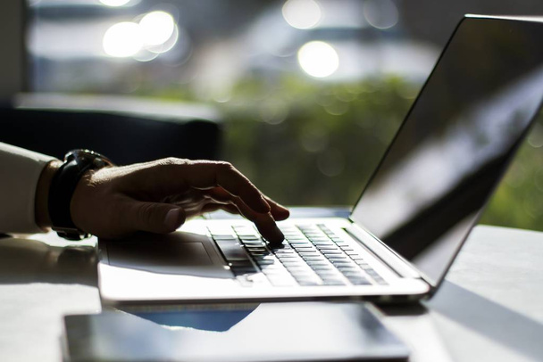 Επιχειρηματίας πατώντας ένα κουμπί σε ένα πληκτρολόγιο laptop, κλείστε - Φωτογραφία, εικόνα