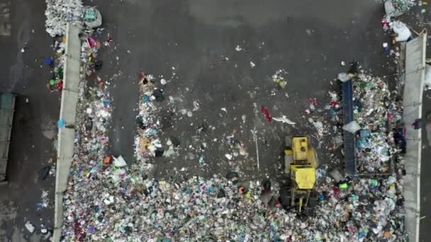 Αεροφωτογραφία της μπουλντόζας να μετακινεί τα σκουπίδια και τα σκουπίδια στην χωματερή, να τα ισοπεδώνει και να τα ταξινομεί - Πλάνα, βίντεο