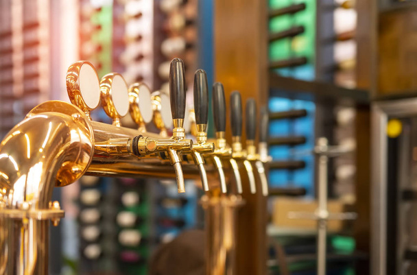 Torneiras de cerveja de calado em um bar
. - Foto, Imagem