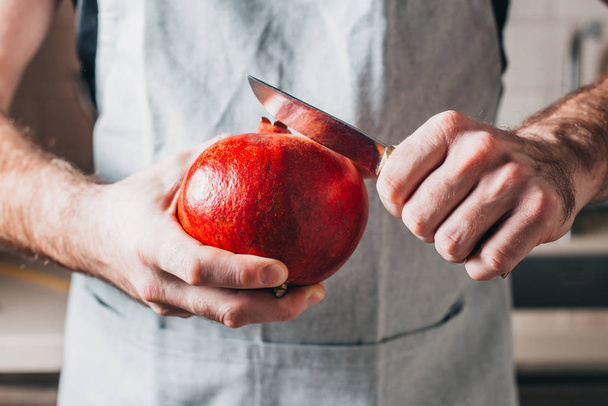 Chef cleans pomegranate in a festive salad - recipes - Foto, immagini