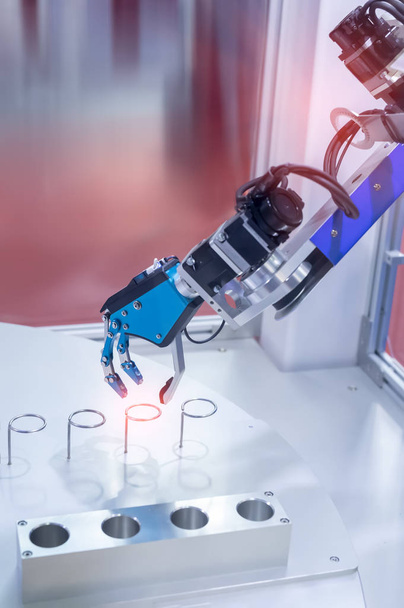 Рука робота успешно работает в производственном отделе на заводе искусственного интеллекта - Фото, изображение