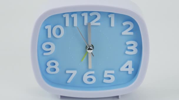 時計の顔の時間の始まり06.00午前または午後。白を背景にした時間概念. - 映像、動画