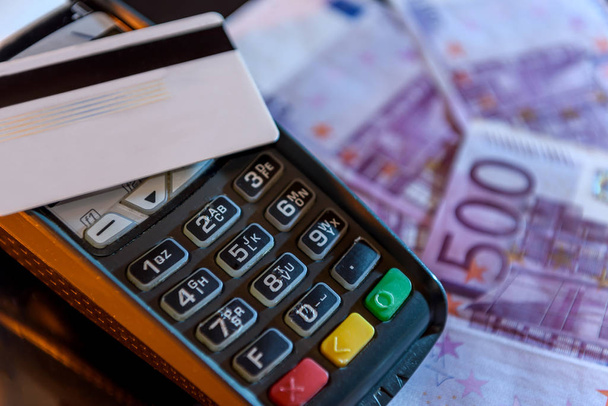 Banknoty euro z terminalem i kartą kredytową - Zdjęcie, obraz