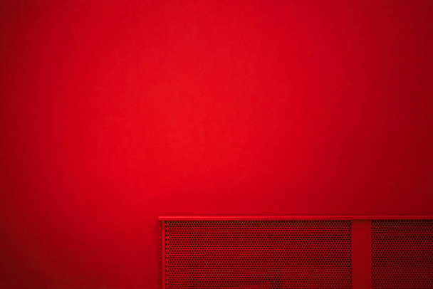 Czerwony pokój. wnętrze w jednym kolorze. - Zdjęcie, obraz