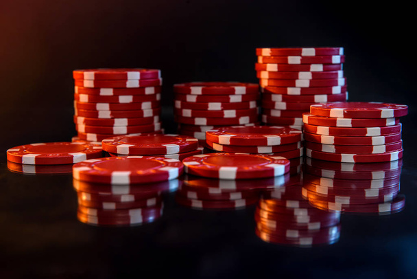 Macro foto de fichas de casino en la mesa
 - Foto, Imagen
