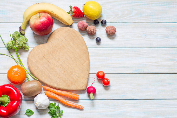 Gezonde levensstijl concept dieet en voeding met groenten en fruit op het hart abstracte achtergrond - Foto, afbeelding