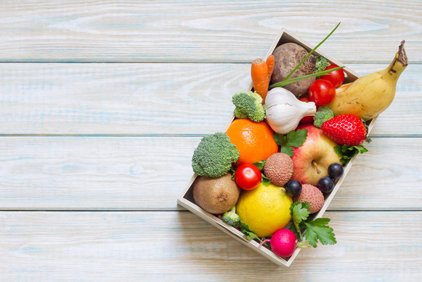 Υγιεινός τρόπος ζωής έννοια διατροφή και διατροφή με φρούτα και λαχανικά τροφίμων σε κουτί καρδιά  - Φωτογραφία, εικόνα