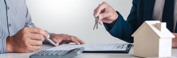 Immobilienmakler erklären das Dokument für Kunden, die zu uns kommen, um ein Haus zu kaufen, Immobilien zu kaufen oder zu verkaufen - Foto, Bild