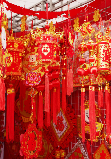 Ozdoba tradycji latarnie chiński, słowo oznacza najlepsze życzenia i powodzenia na nadchodzący chiński nowy rok - Zdjęcie, obraz