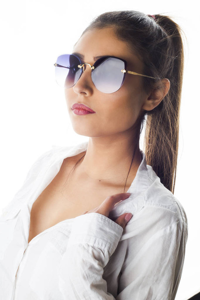 primer plano retrato de joven hermosa chica posando en gafas de sol
  - Foto, Imagen