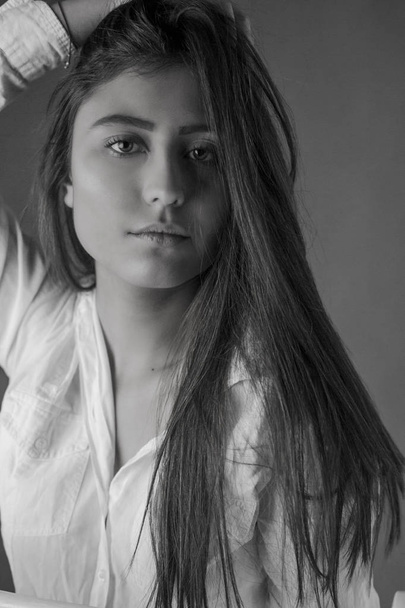 Retrato preto e branco de menina bonita jovem
  - Foto, Imagem