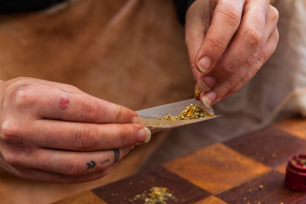 Enrollar una articulación de cannabis desde cero
 - Foto, imagen