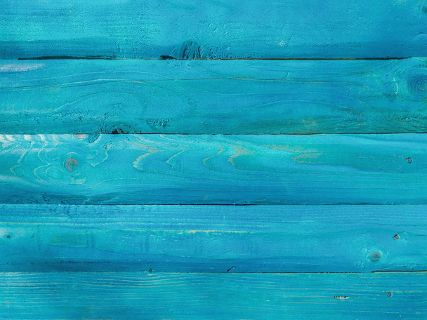 Naturalne deski drewniane tworzące ścianę lub grunt kolorowe niebieską farbą dla ciekawego wyglądu o szorstkiej fakturze powierzchni - Zdjęcie, obraz