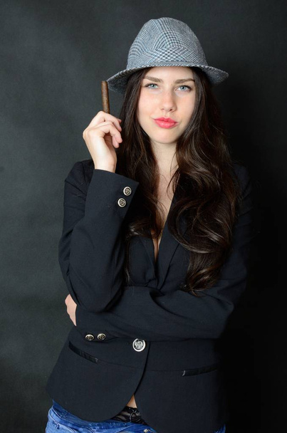 Vrouw met hoed en sigaar - Foto, afbeelding