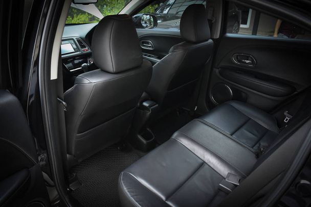 czarna skóra wnętrza tylnego siedzenia w nowoczesnym samochodzie samochodowym - Zdjęcie, obraz