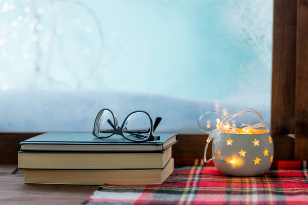 gezellige wintervensterbank met boeken en warme deken - Foto, afbeelding