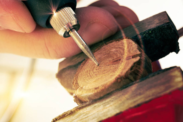 Гравировка ломтика дерева с помощью вращающегося мульти-инструмента
 - Фото, изображение