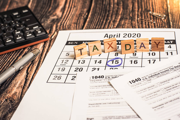 El formulario 1040 debe cumplimentarse en abril como fecha límite de pago.
 - Foto, imagen